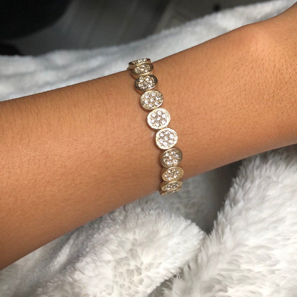 Gold oval design with diamond stud bracelet